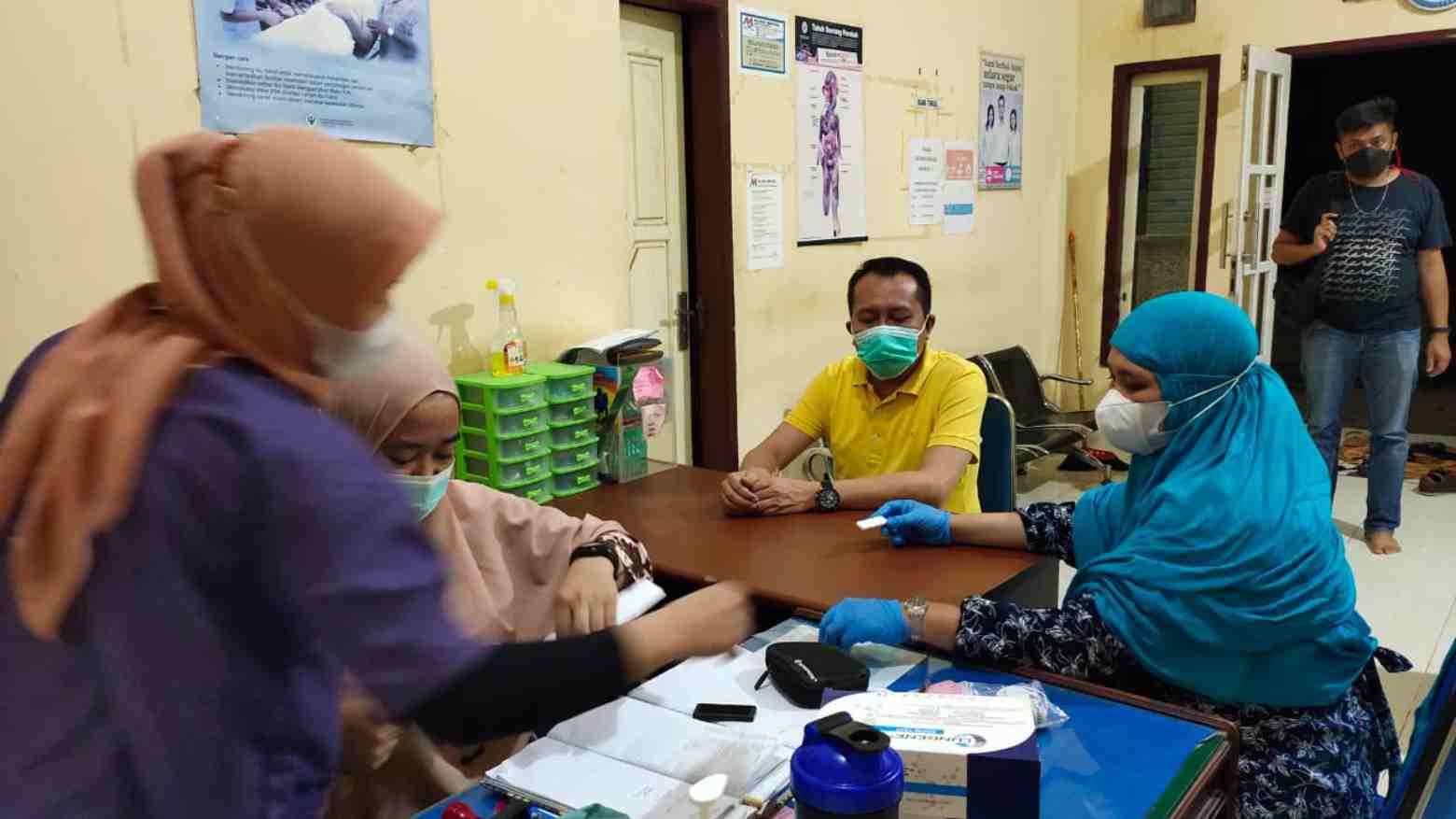 Wakil Ketua DPRD Konkep, Imanuddin (baju kuning) saat pemeriksaan rapid test sebelum memasuki Rutan Unaaha. Foto: Ist.