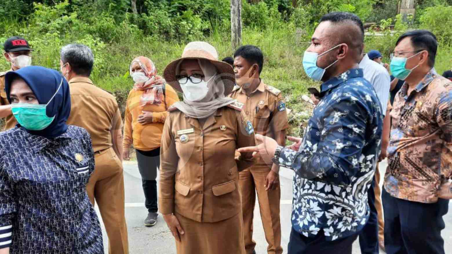 Komisi III DPRD bersama Dinas PU Kota Kendari dan pihak terkait saat meninjau lokasi langganan banjir. Foto: Kardin/Telisik