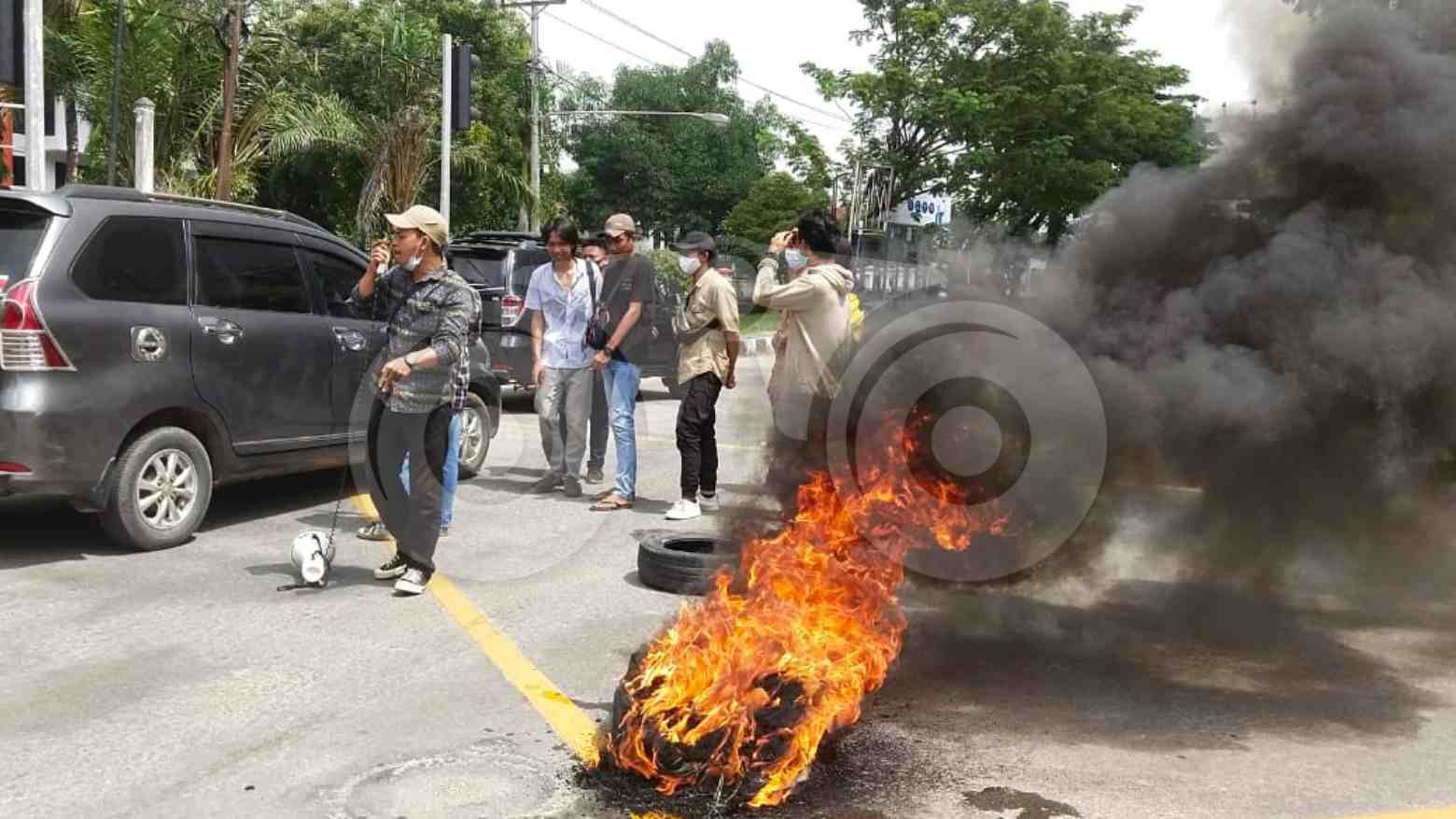 Aksi demonstrasi memprotes mantan Kapolri yang diduga mengeksploitasi kawasan mangrove. Foto: Ibnu Sina Ali Hakim/Telisik