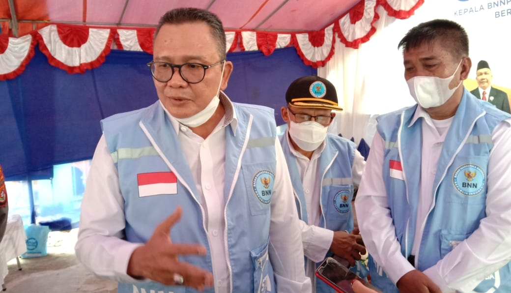 Kepala BNNP Sultra,  Brigjen Pol Sabaruddin didampingi Kepala BNNK Muna, La Hasary. Foto: Sunaryo/Telisik