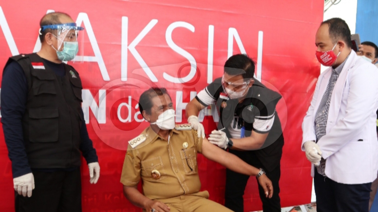 Bupati Kolaka Utara Drs. H. Nur Rahman Umar, MH saat divansinasi oleh dr. Syarif Nur, S.KM., Sp.OG. Foto: Muh. Risal/Telisik