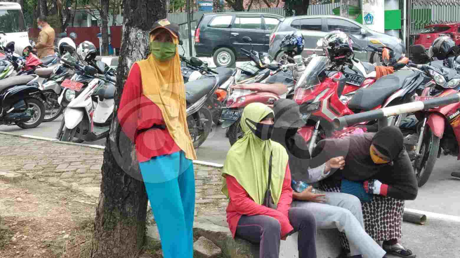 Empat orang penjual tisu terjaring razia. Foto: Musdar/Telisik