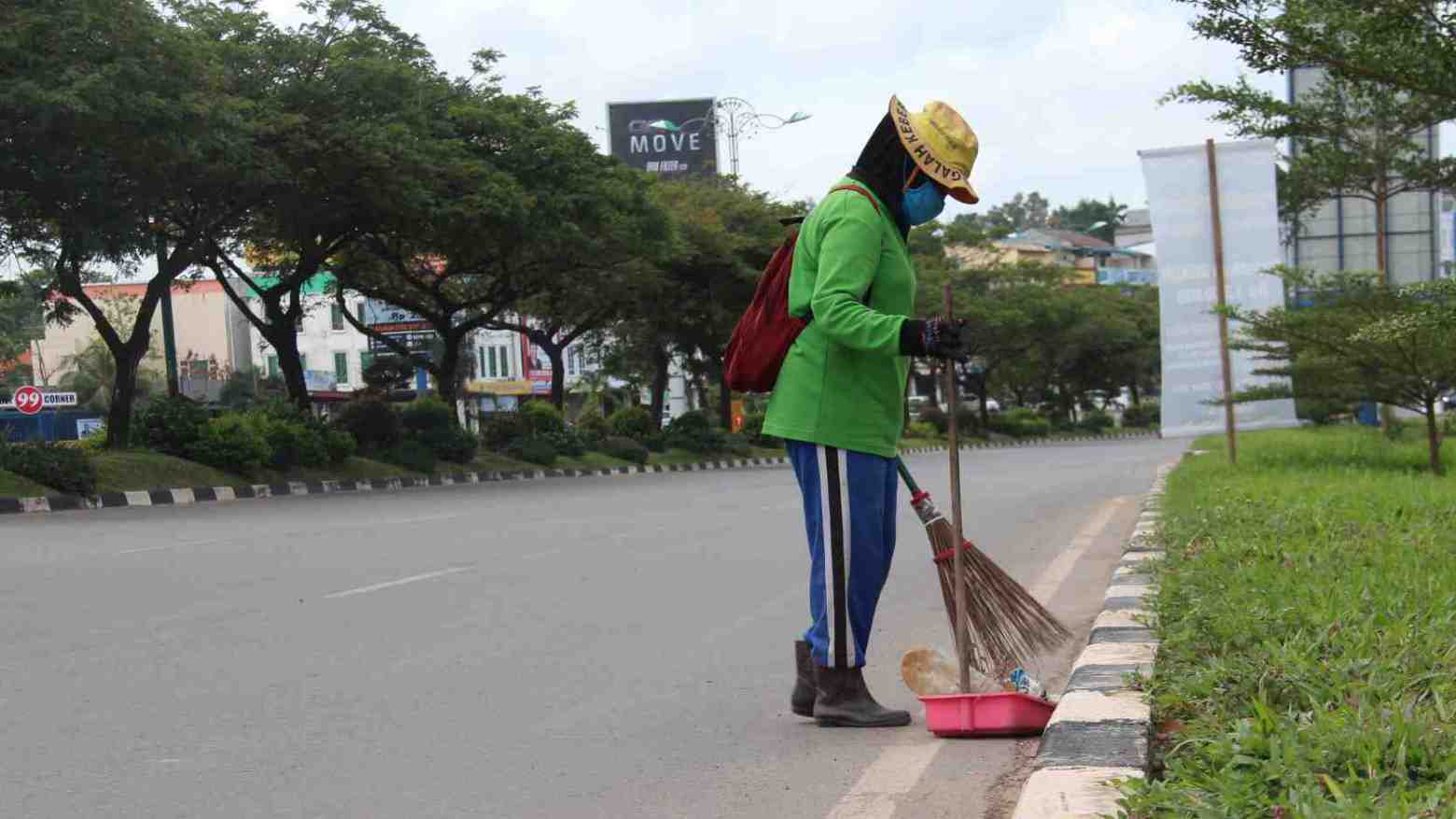 Penyapu jalan. Foto: Repro Infopublik