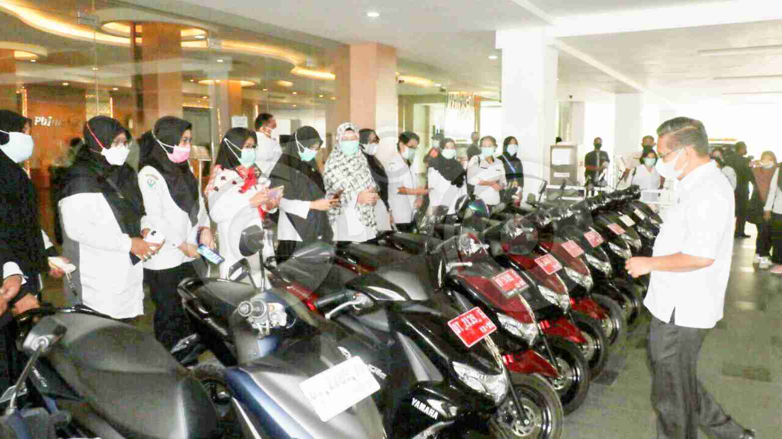 Wali Kota Kendari, Sulkarnain Kadir (kanan) saat melihat 17 motor untuk digunakan 6 puskesmas. Foto: Musdar/Telisik