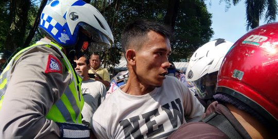 Muis seorang pengendara saat ditangkap petugas Polantas Polrestabes Medan. Foto: Ist.