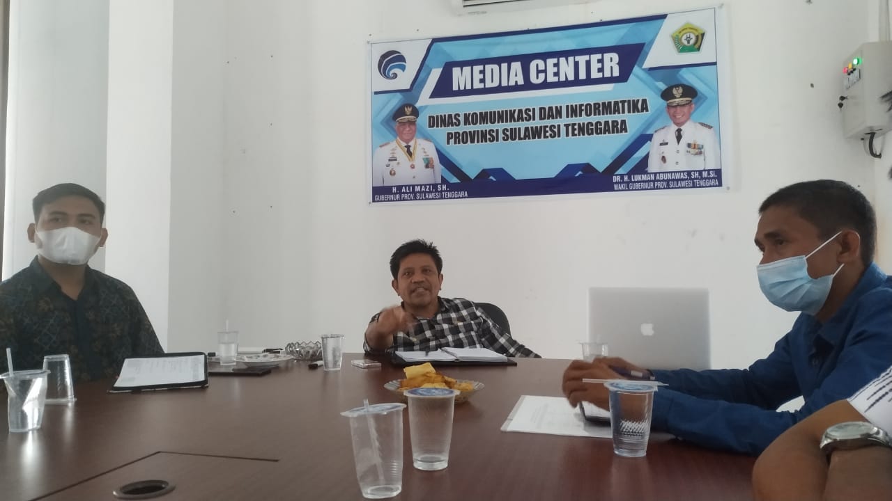 Ketua PWI Sarjono (kanan) bersama Kadis Kominfo Sultra M. Ridwan Badallah (tengah) saat menggelar rapat persiapan perayaan HPN. Foto: Ist.