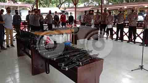 Sejumlah senjata api milik personil Polres Bombana. Foto: Hir/Telisik