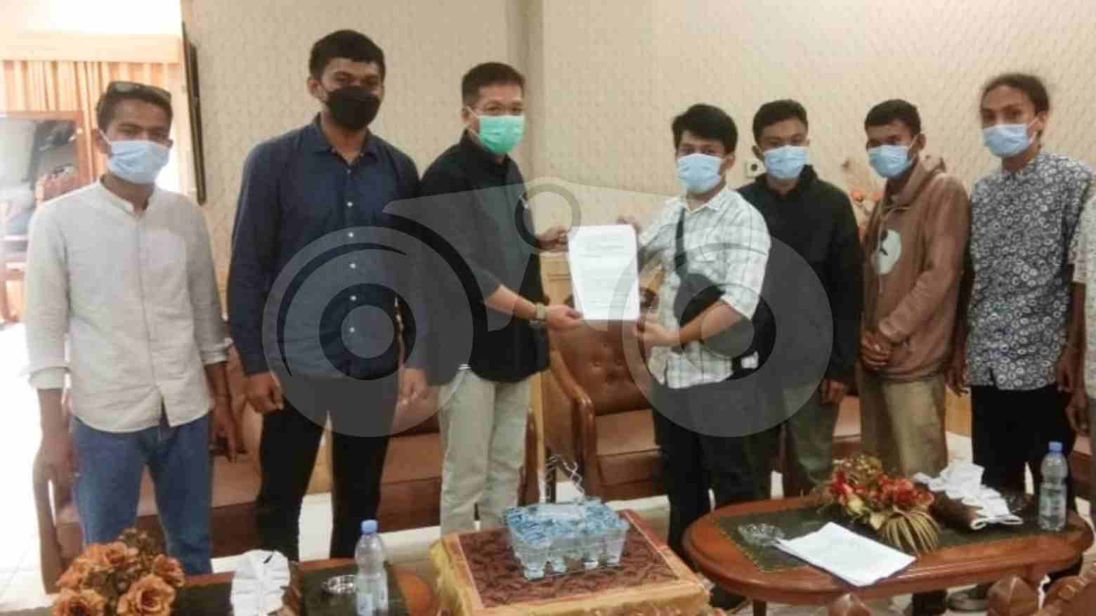 Ketua DPRD Sultra, Abdurrahman Shaleh didampingi Ketua Komisi IV, Ld Frebi Rifai saat menerima aspirasi PK3 Sultra. Foto: Kardin/Telisik