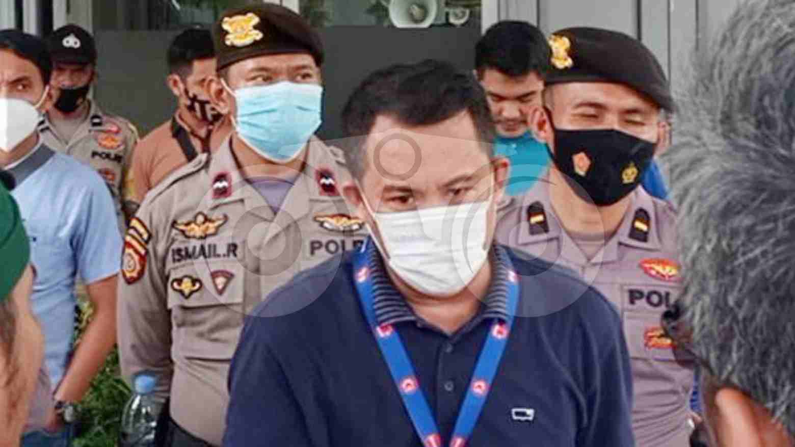Pimpinan Mandala Finance Konawe, Jayadin Rauf memberikan keterangan di depan massa aksi. Foto: Muh. Surya Putra/Telisik
