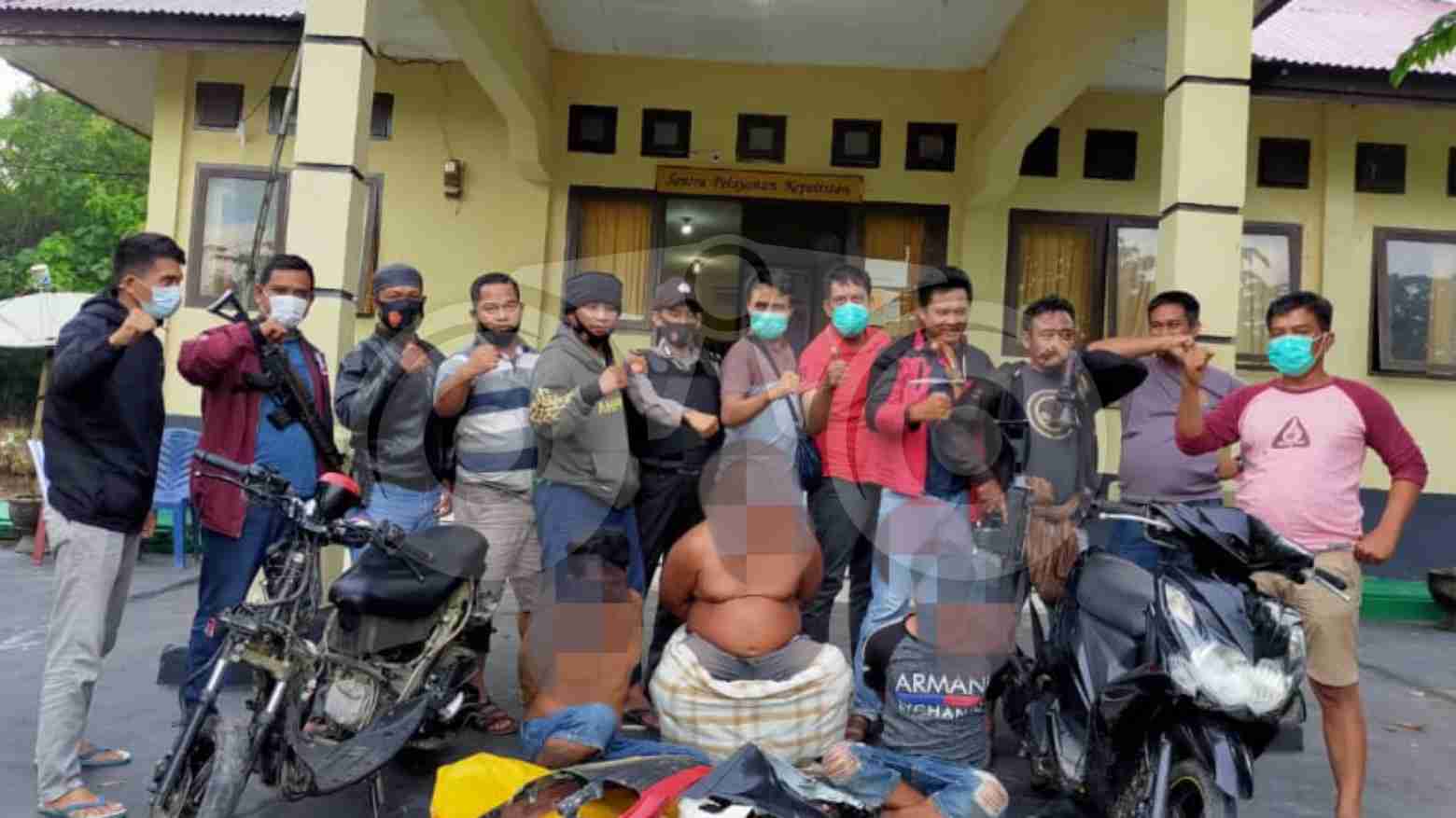 Dua BB dan tiga pria diduga pelaku pencurian. Foto:Hir Abrianto/Telisik