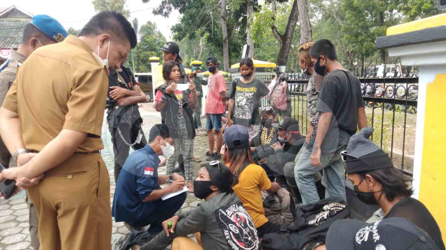 Puluhan anak punk saat terjaring razia. Foto: Musdar/Telisik