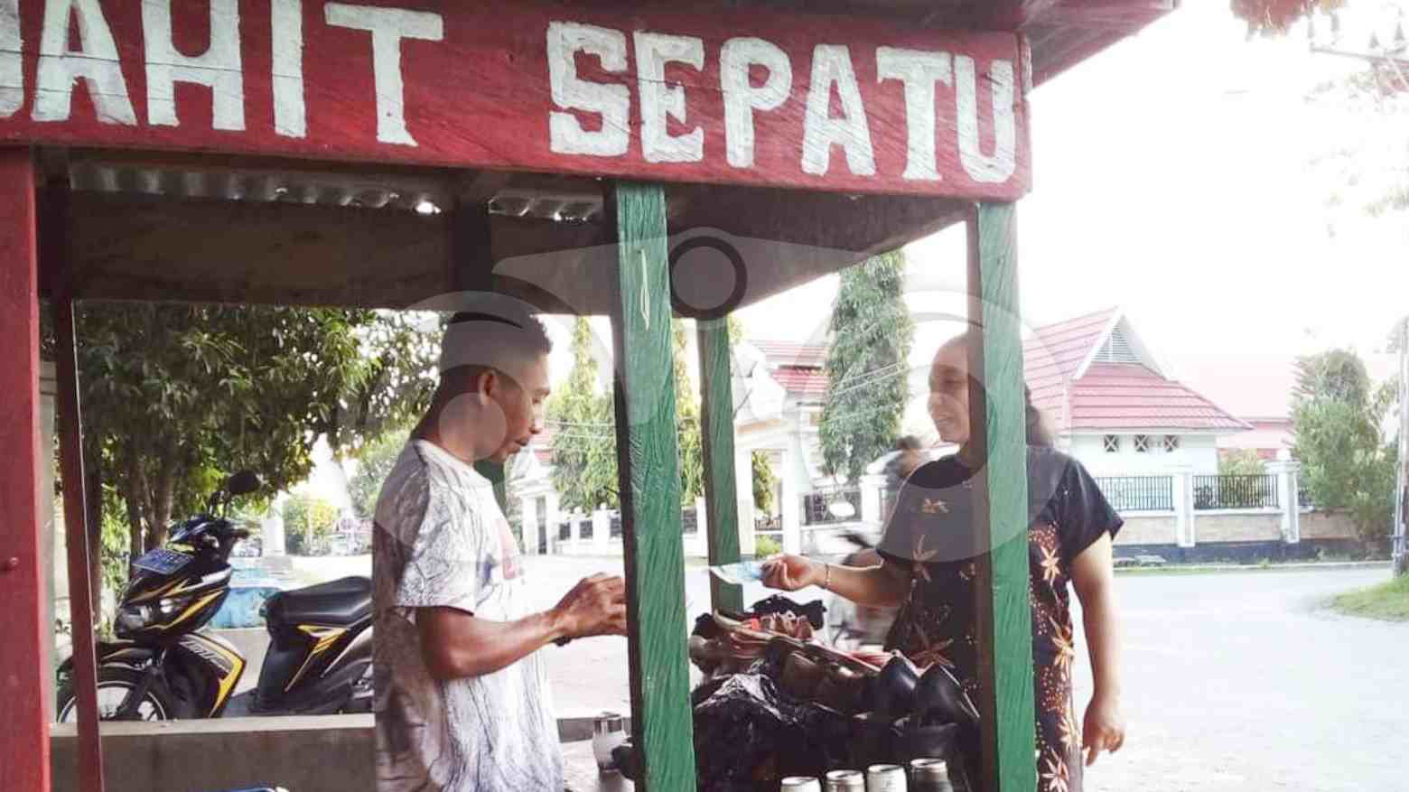 Muhamad Yasin melayani salah satu pelanggannya. Foto: La Ode Yus Asman/Telisik