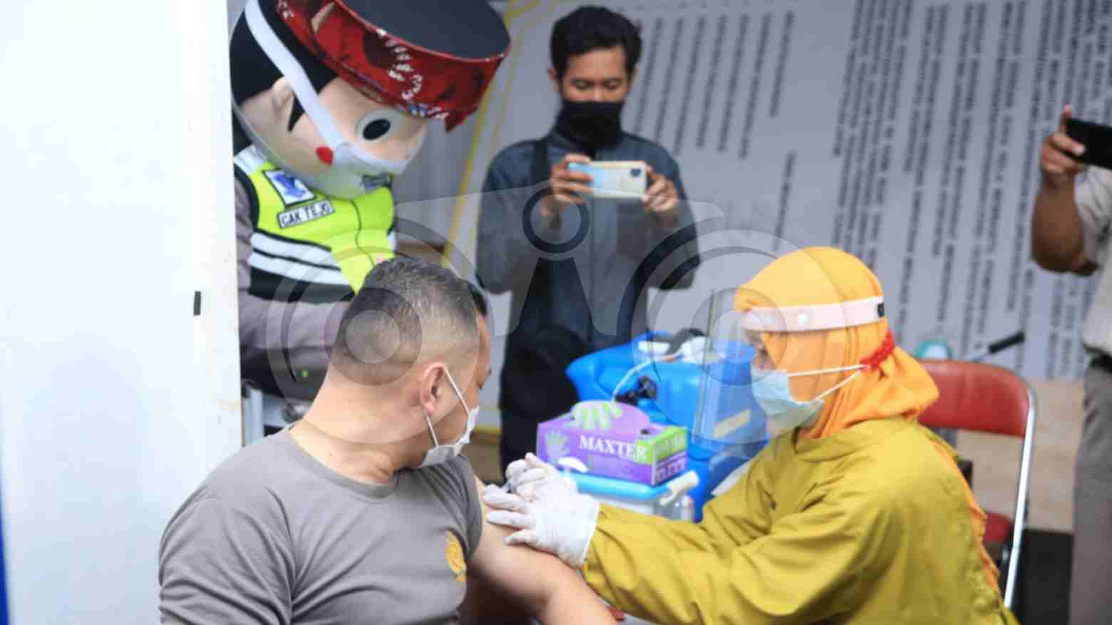Personel Polrestabes Surabaya jalani suntik vaksin COVIR-19. Foto: Yudhie/Telisik