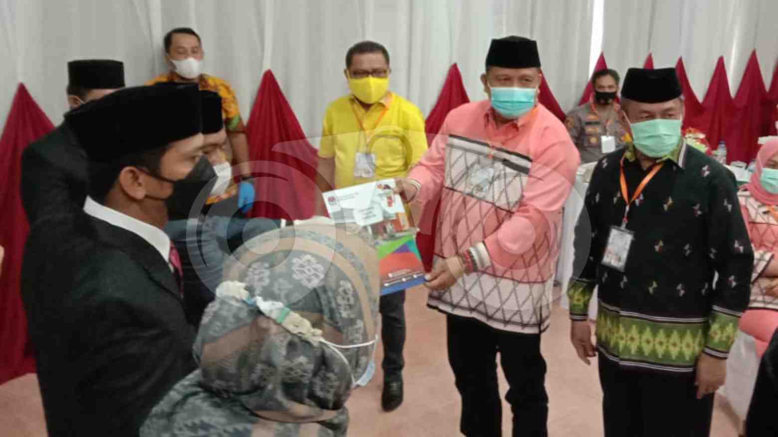 LM Rusman Emba menerima berita acara penetapan calon terpilih dari KPU. Foto: Sunaryo/Telisik
