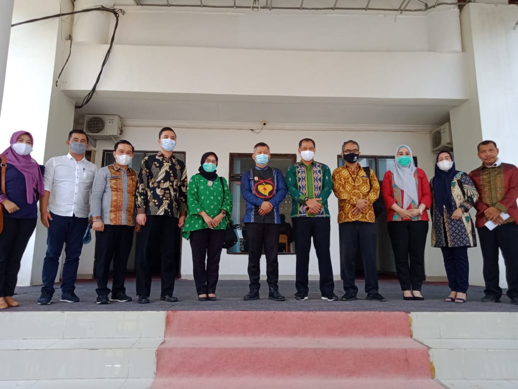 Rombongan KPK dengan Pemkab Konawe. Foto: Ist.