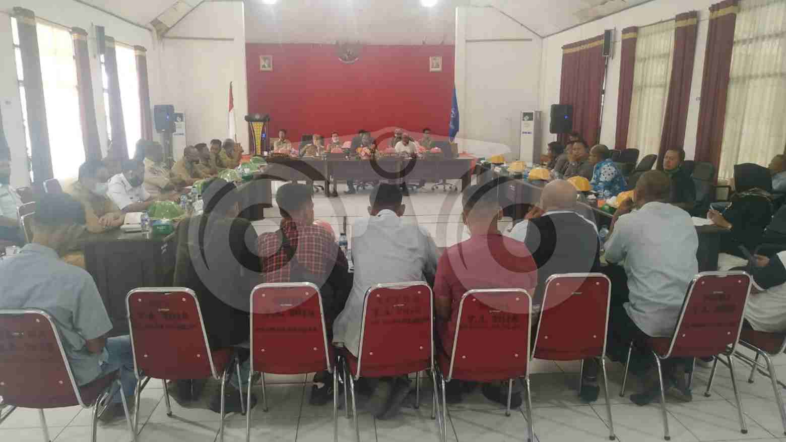 Suasana pertemuan pada rapat dengar pendapat (RRP) di DPRD Busel. Foto: Deni Djohan/Telisik
