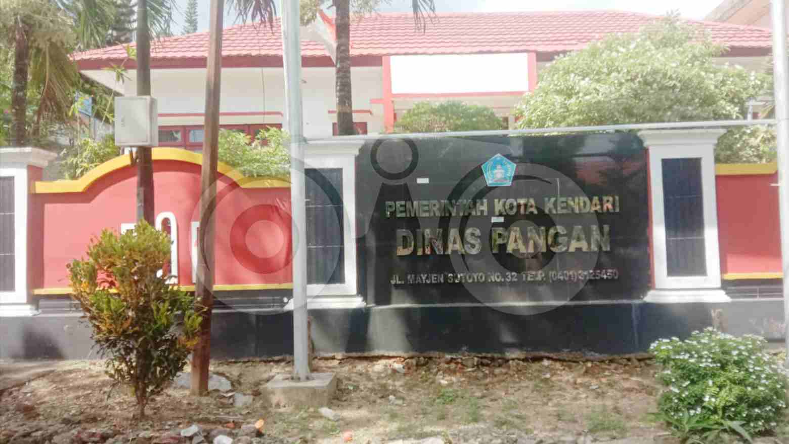 Dinas Ketahanan Pangan terus melakukan pemantauan harga dan stok pangan di sejumlah pasar di Kota Kendari. Foto: Muh. Sabil/Telisik