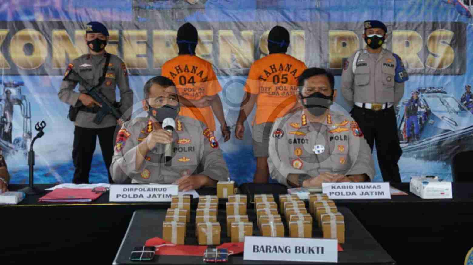 Tersangka pembuat dan pembeli bom ikan di Mako Polairut Polda Jatim. Foto: Yudhie/Telisik