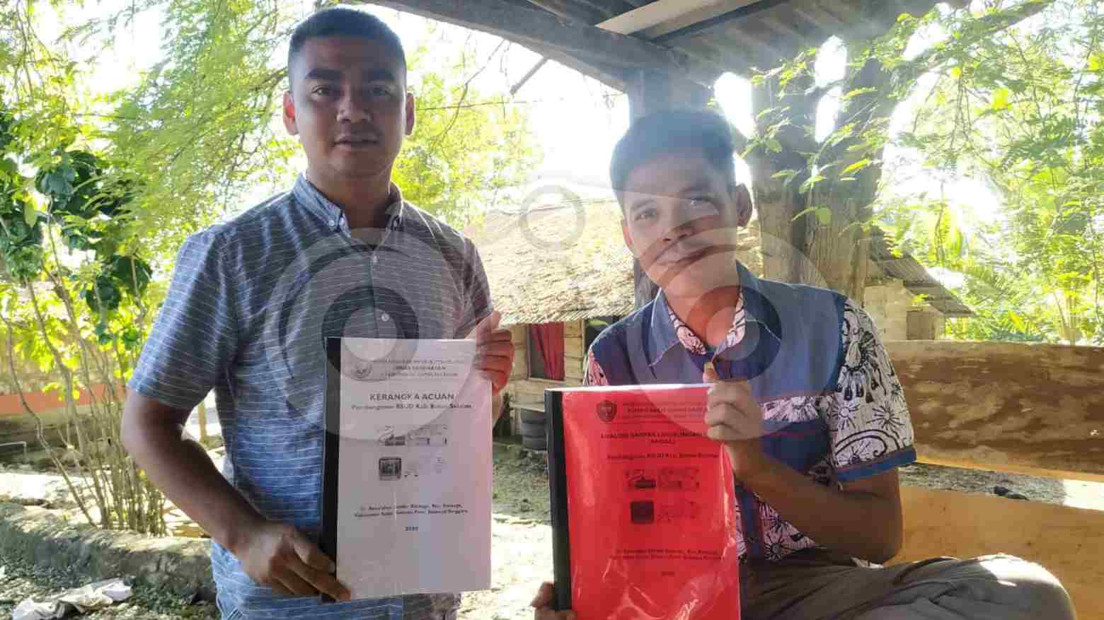 Ketua gempur, La Ode Syafrin Mas'ud dan salah satu warga Bandar Batauga, Yusuf Syaputra memperlihatkan dokumen RKA dan Andal. Foto: Deni Djohan/Telisik