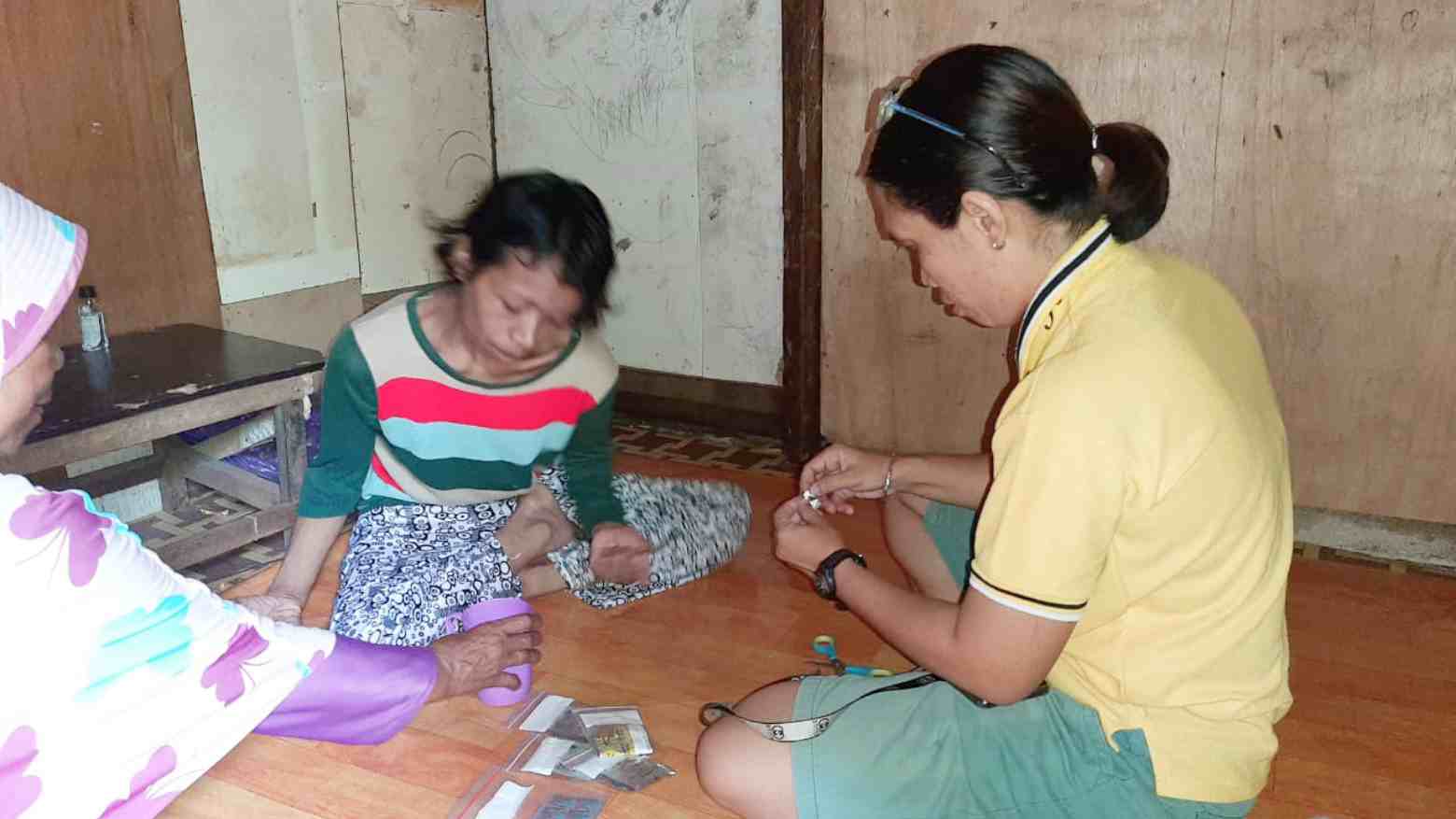 Ibu Kurnia (tengah) saat dikunjungi tetangganya. Foto: Ist.