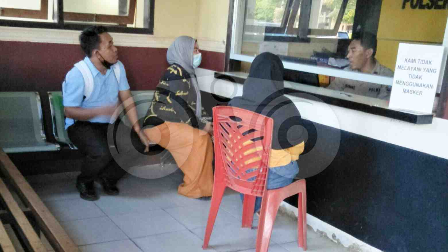 Korban bersama orang tuanya saat melapor di kantor polisi. Foto: Thamrin Dalby/Telisik