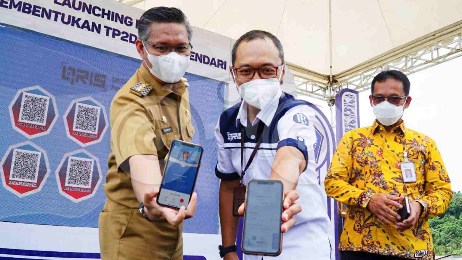 Wali Kota Kendari bersama Kepala BI Sultra memperlihatkan bukti hasil transaksi elektronik usai meluncurkan program ETP di Kota Kendari. Foto: Sumarlin/Telisik
