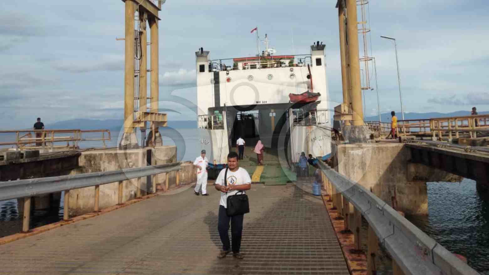 KMP Pulau Rubiah bersandar di Pelabuhan Tampo. Foto: Musdar/Telisik