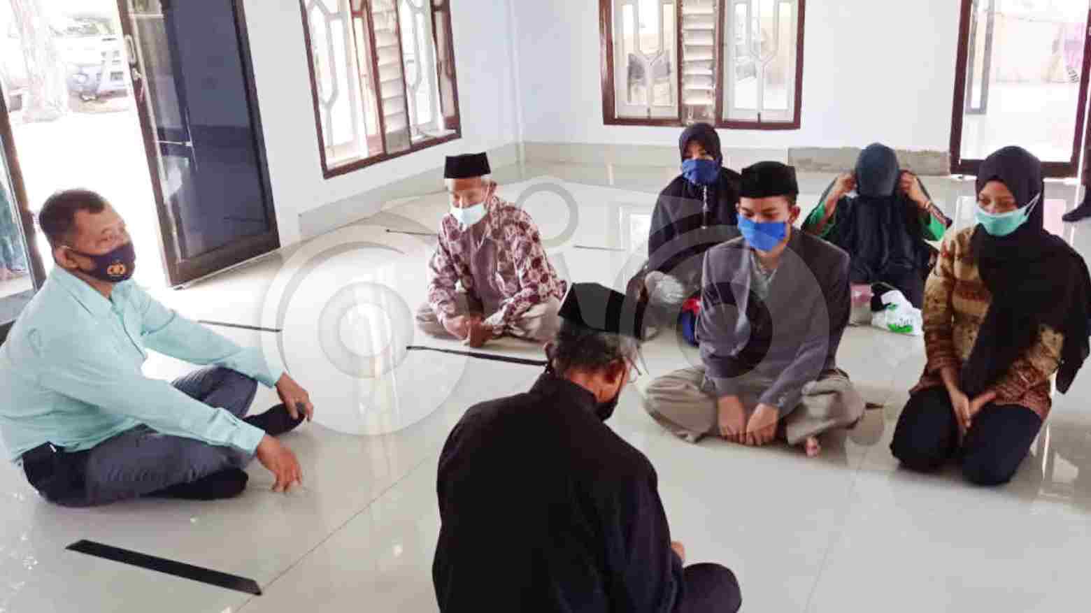 Kedua mempelai saat melangsungkan akad nikah. Foto: Hir/Telisik