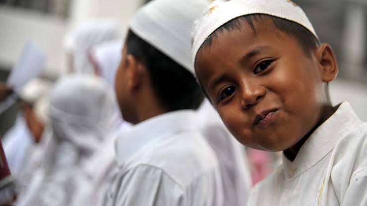 Ilustrasi berbagi dengan anak yatim. Foto: Repro Antara