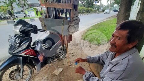 Kakek pedagang parang. Foto: Sadar/Telisik