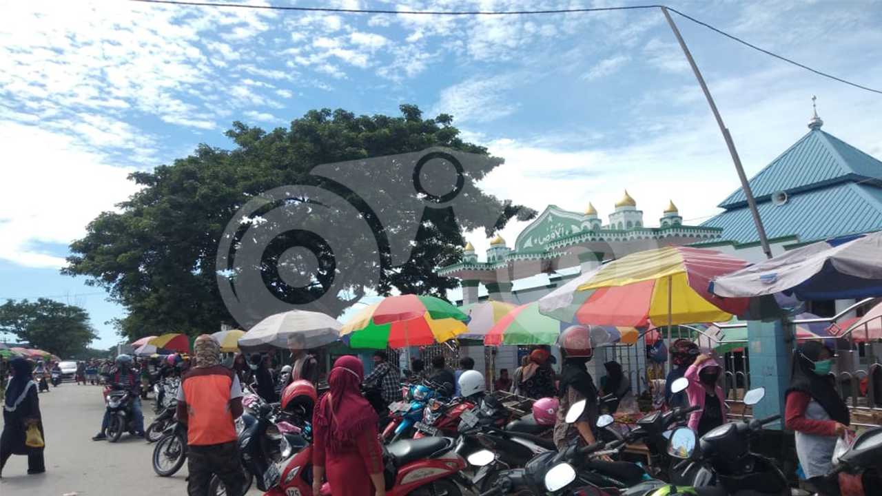 Kondisi parkiran di depan TPI Sodohoa Kota Kendari. Foto: Musdar/Telisik