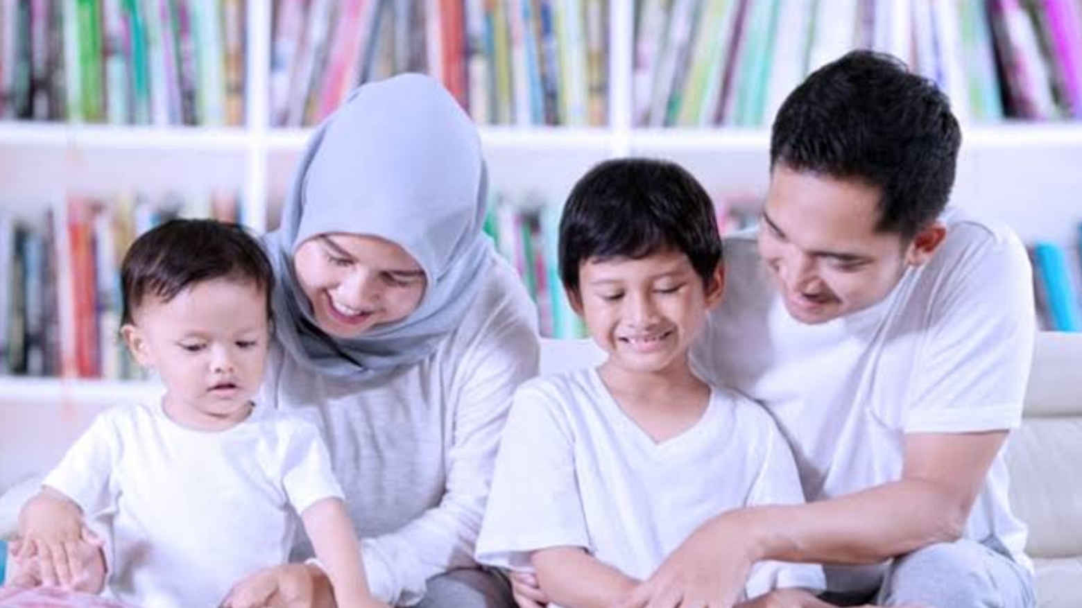 Ilustrasi orang tua mendidik anak. Foto: Repro timesindonesia.co.id