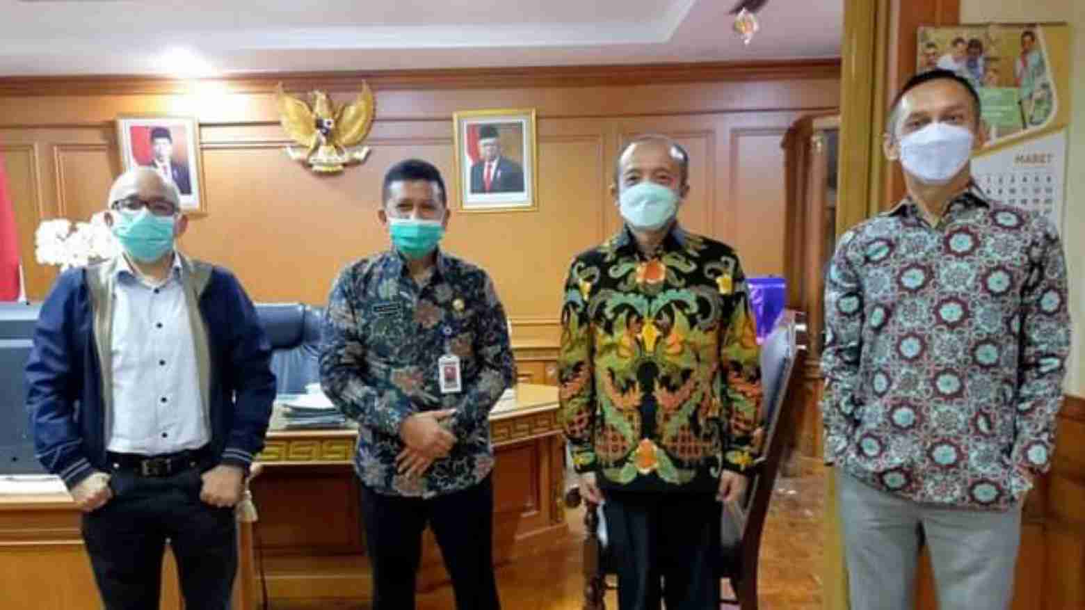 Kabag Protokoler dan Komunikasi Pimpinan Setda Muna, Ali Syadikin bertemu Sekjen LHK Bambang Hendro. Foto: Ist.