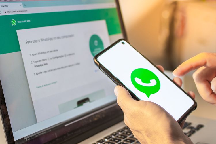 Sejumlah pengguna WhatsApp kembali mendapatkan pemberitahuan mengenai kebijakan baru aplikasi yang akan berlaku mulai 15 Mei mendatang. Foto: Repro Kompas.com