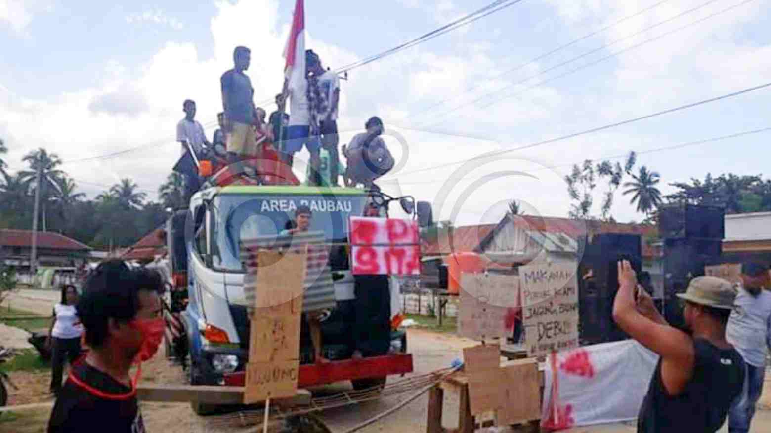 Frasa saat memblokir jalan beberapa waktu lalu. Foto: Sunaryo/Telisik