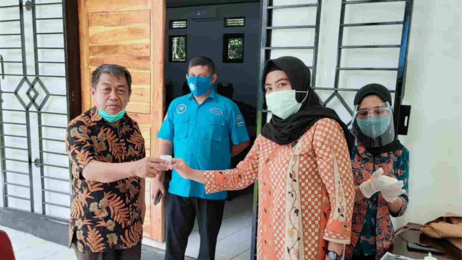 Santy Nuriani, S.Farm Apt, Sub Koordinator P2M BNNK Muna menerima urine Aleg Mubar untuk diperiksa. Foto: Ist.