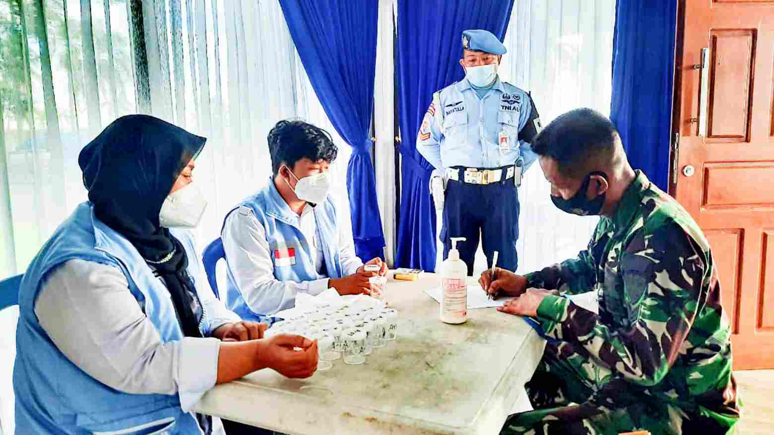 Tes urine yang dilakukan BNNP Sultra di Lanud Haluoleo. Foto: Ist.