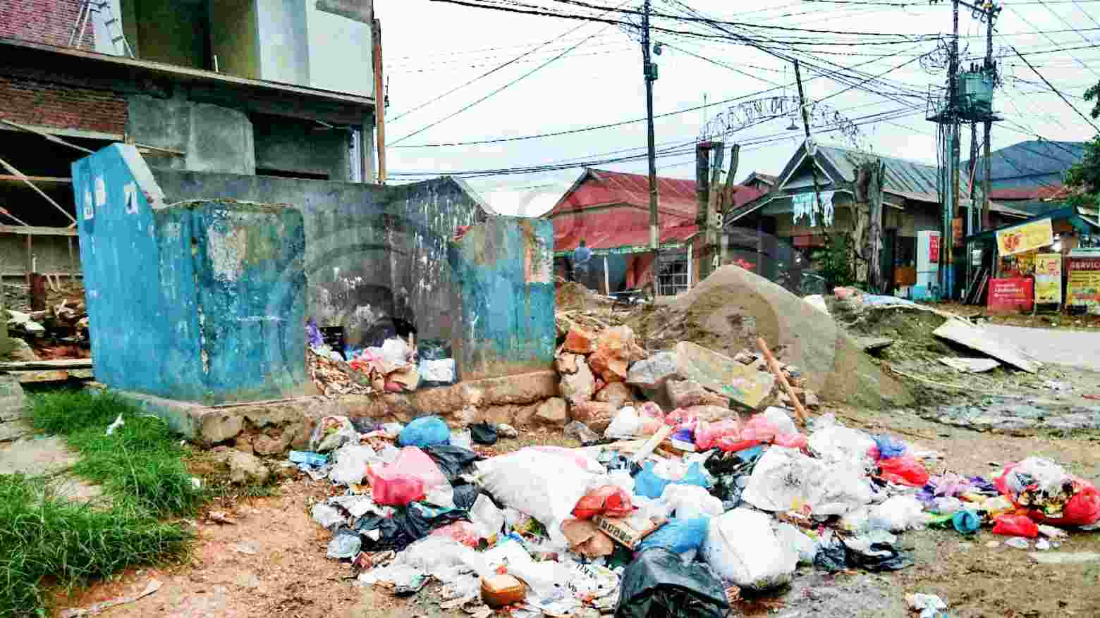 Sampah dibuang berhamburan di sekitar tempat sampah,  menyebabkan kerja petugas kebersihan makin berat. Foto: Fitrah Nugraha/Telisik