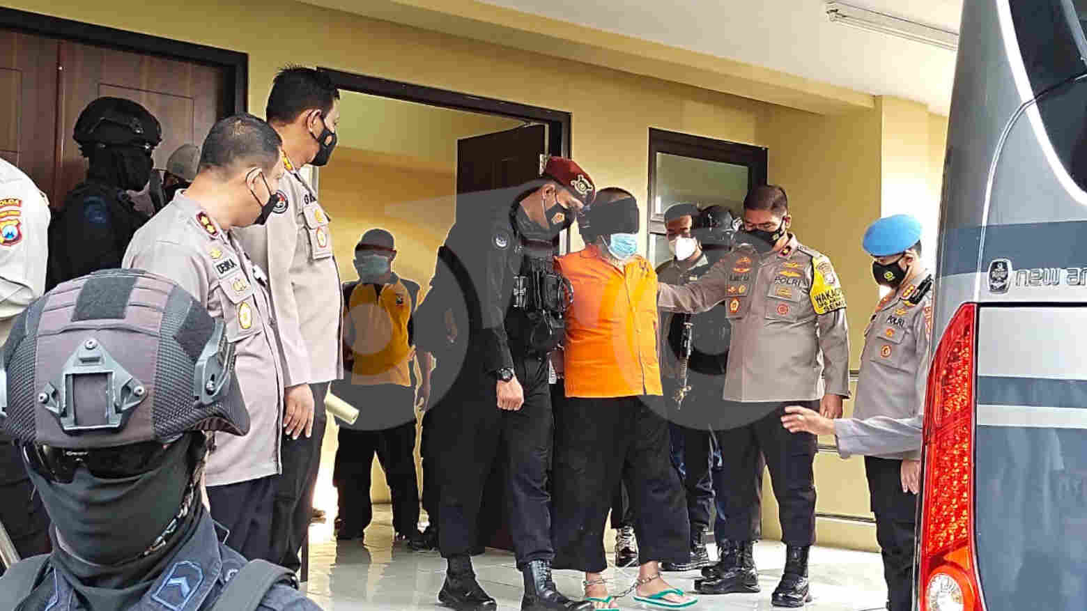 Salah satu tahanan teroris yang akan diberangkatkan ke Jakarta.  Foto: Try Wahyudi Ari Setyawan/Telisik