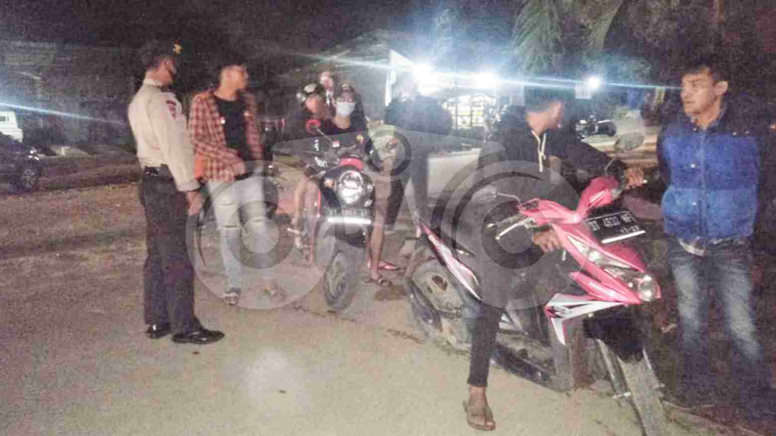 Aparat kepolisian yang berjaga di lokasi bentrok. Foto: Thamrin Dalby/Telisik