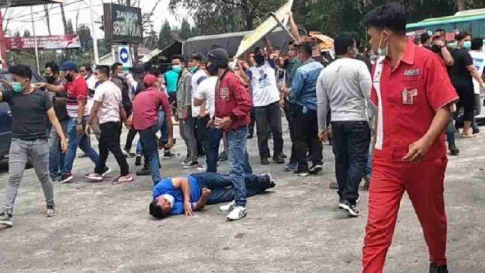 Suasana keributan kedua belah pihak massa. Foto: Ist.