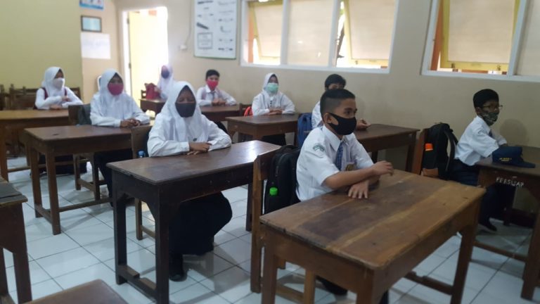 Proses pembelajaran secara tatap muka di tengah pandemi. Foto: Repro jatengprov.go.id