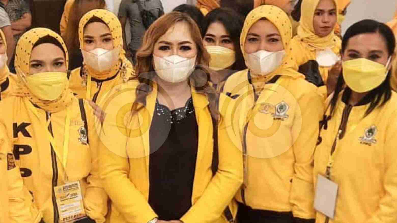 Ketua DPD II Partai Golkar Kabupaten Kolaka, Farhana Mallawangan (tengah). Foto: Kardin/Telisik