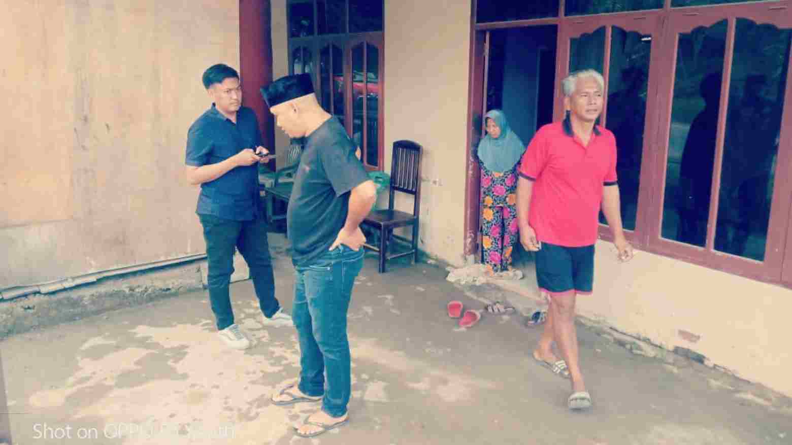 Anggota DPRD Sultra, Sudirman, saat meninjau salah satu rumah warga di Kelurahan Kasilampe. Foto: Ist.