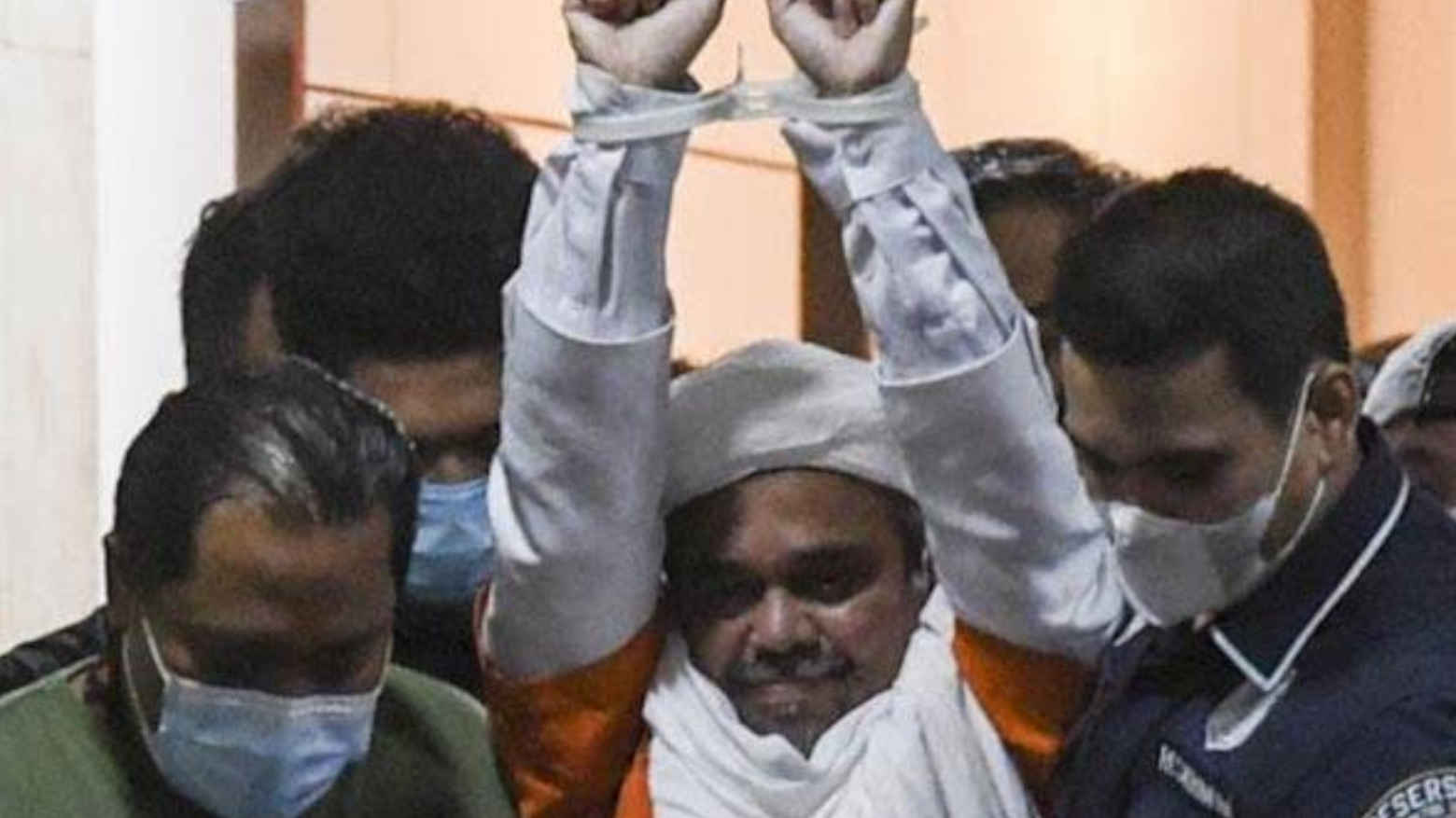 Habib Rizieq Shihab angkat tangan terborgol. Foto: Repro kabarkarawang.com