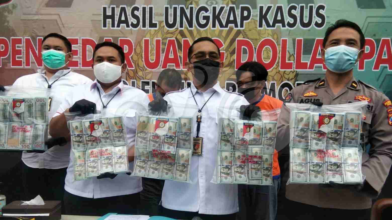 Polrestabes Surabaya beberkan pengungkapan penangkapan pengedar dollar palsu di Surabaya. Foto: Yudhie/Telisik