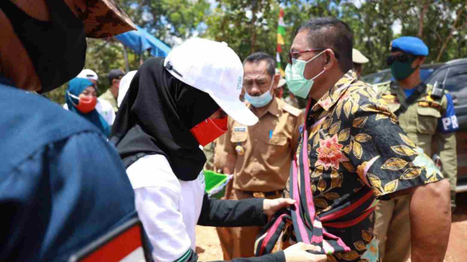 Anggota DPR RI Dapil Sultra, Hugua saat menghadiri penanaman pohon Jati Nuklir di Kabupaten Muna. Foto: Ist