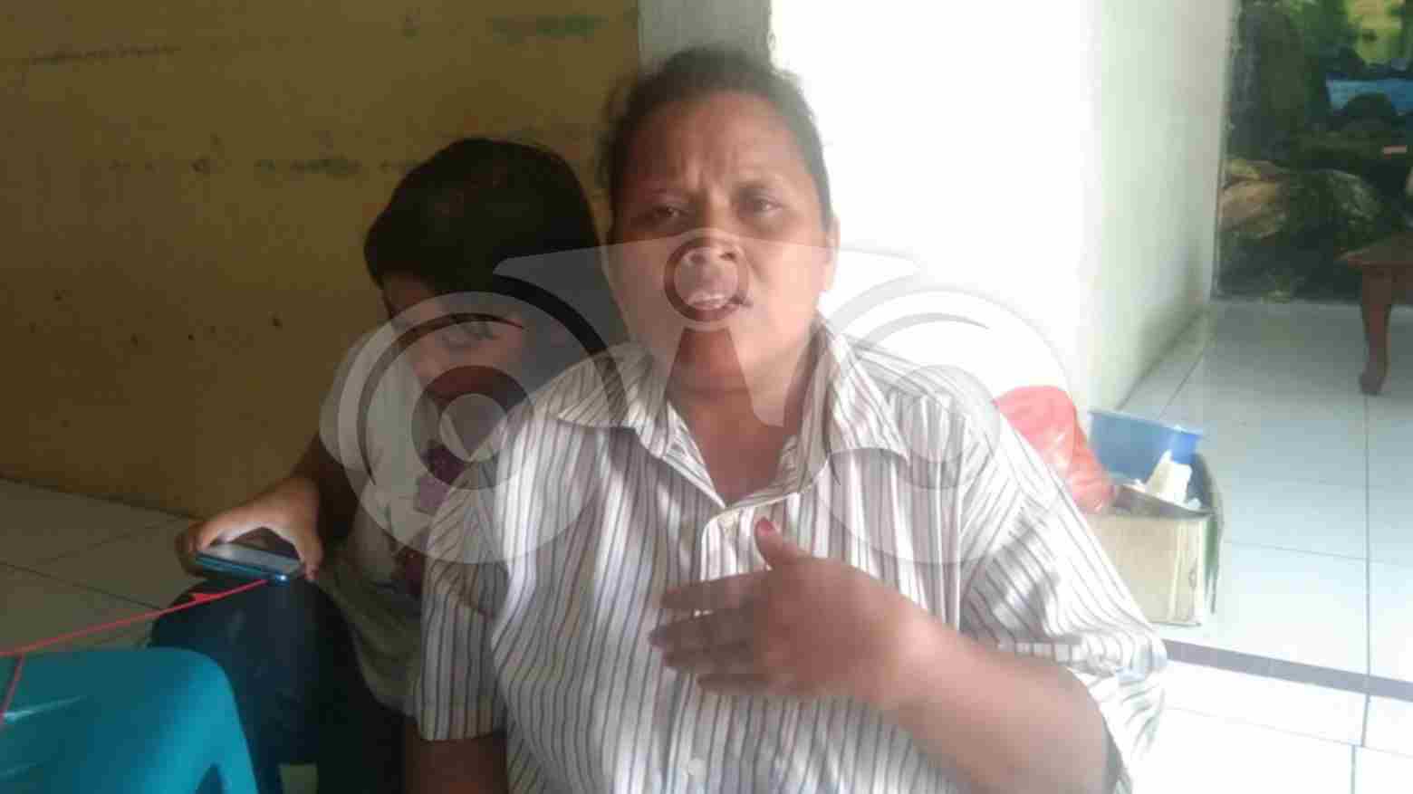 Juliawati yang merupakan ibu kandung korban SW saat ditemui di rumahnya. Foto: Ones Lawolo/Telisik