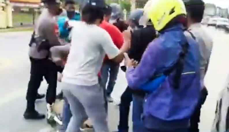 Suasana ricuh saat aksi di Kantor BLK Kendari. Foto: Ist.