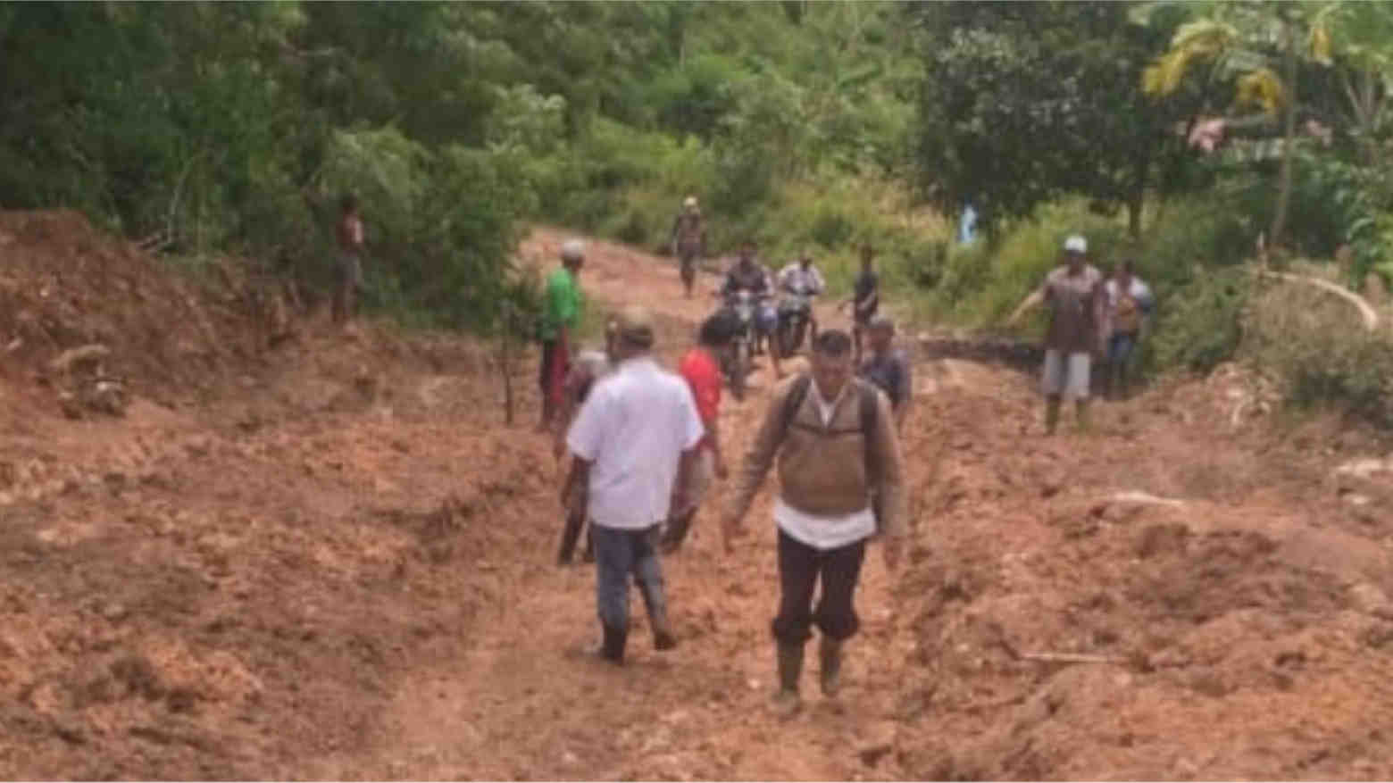 Camat Reok Barat dan warga dari lima dusun sedang memperbaiki ruas jalan Provinsi NTT. Foto: Ist.